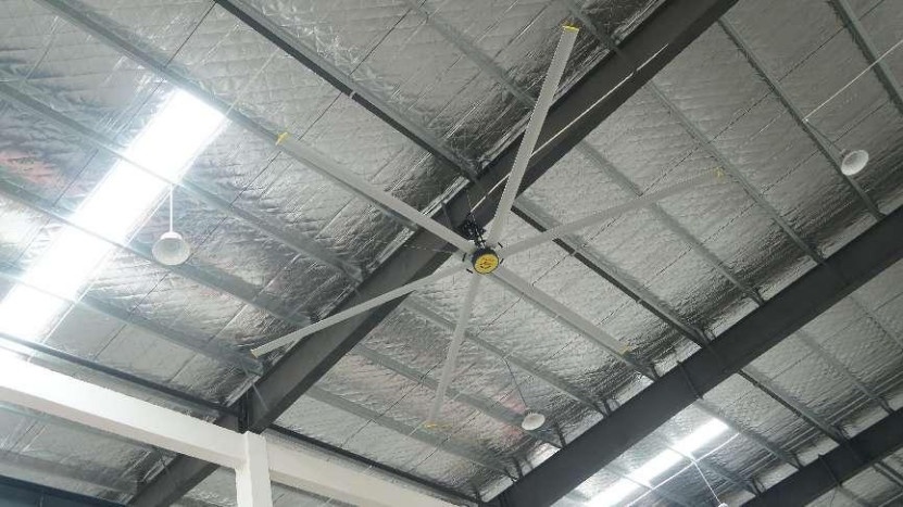 設置 天井に設置された工業天井扇風機 最大気流量14300m3/min
