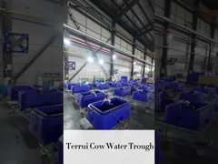 牛 の 頑丈 な 青い 飲み水 タンク