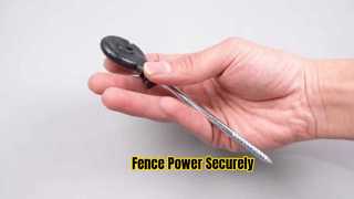 農場のフェンスに高性能ねじ込み式断熱材を取り付ける